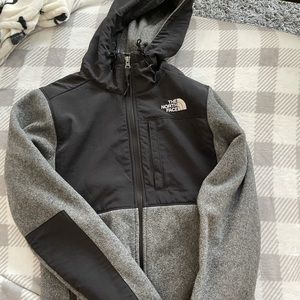 The North Face Women’s Denali Hoodie in gray and black XS